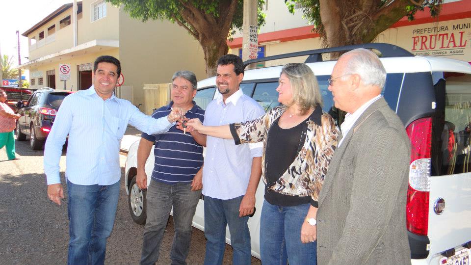 entrega-veiculo-secretaria-municipal-promocao-humana-frutal